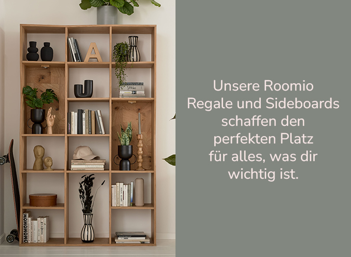 Roomio No. 2002 Regal aus hellem Holz mit dekorativer Innengestaltung.